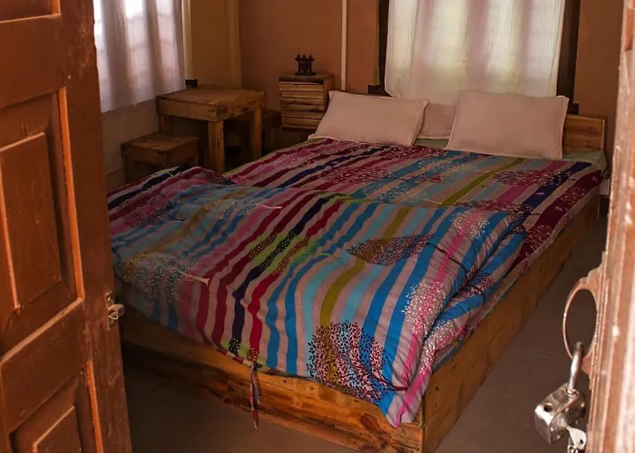 Hostel Shine Den